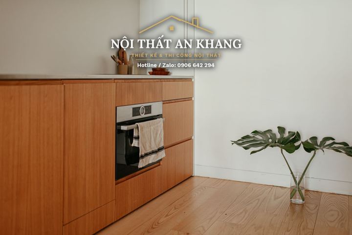 Bếp gỗ sồi vàng tối giản – tủ kịch trần, lò âm tủ – mẫu thiết kế nội thất căn hộ