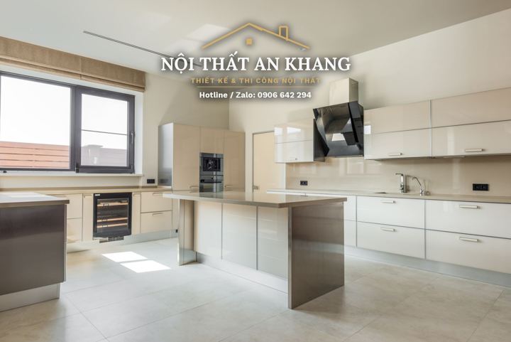Bếp biệt thự hồ bơi – đảo inox – mẫu thiết kế nội thất biệt thự