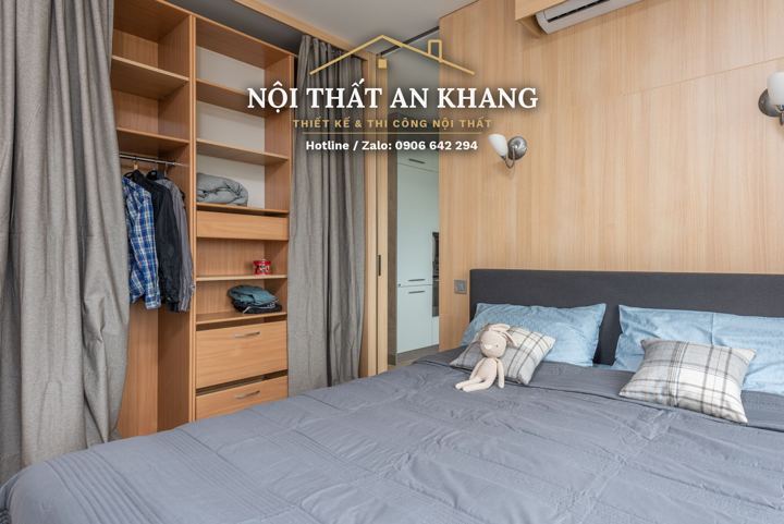 Phòng ngủ gỗ sồi vàng – tủ áo mở, vách đầu giường ốp gỗ – góc 5