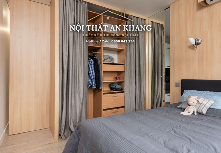 Phòng ngủ gỗ sồi vàng – tủ áo mở, vách đầu giường ốp gỗ – góc 6